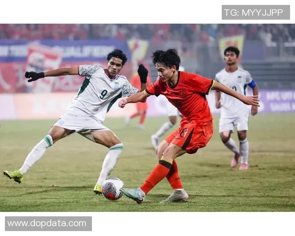 足球到中场的精彩瞬间与战术解析让我们领略比赛的魅力与激情