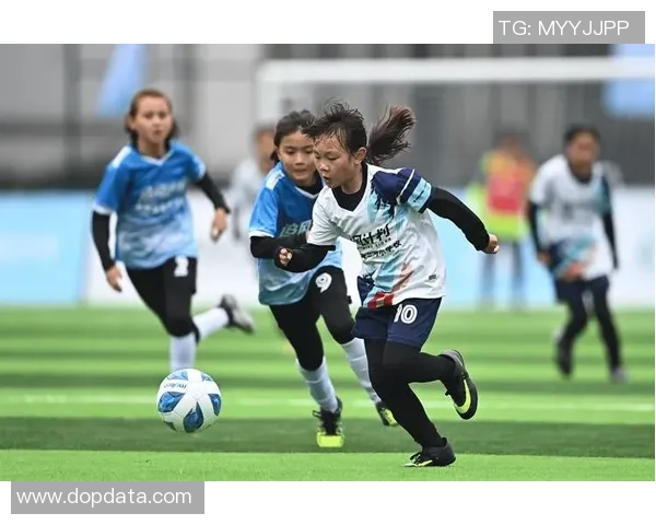 诺奕足球引领新潮流打造青少年足球梦想的摇篮与舞台